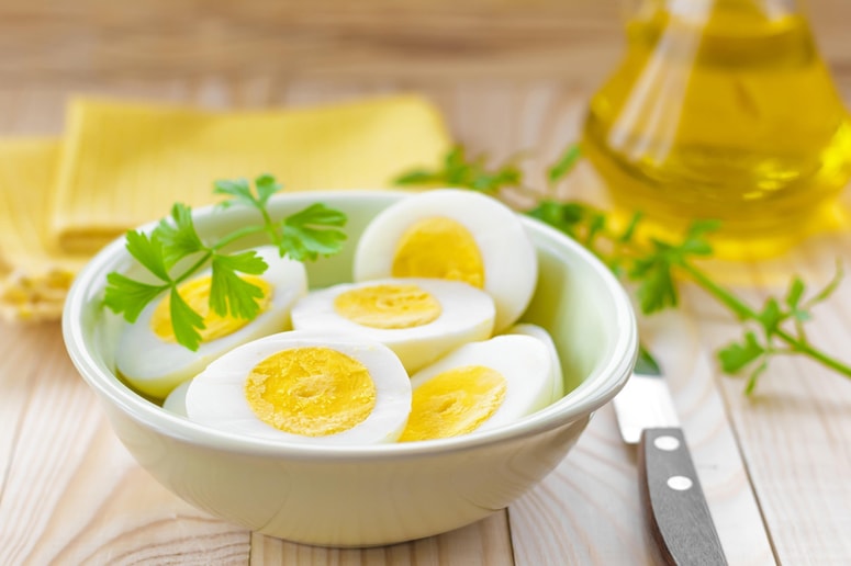 Na jedilnik redno uvrščajte kakovostne vire beljakovin. To so denimo grški jogurt, jajca, skuta, tofu, leča, čičerika, tuna in losos. 