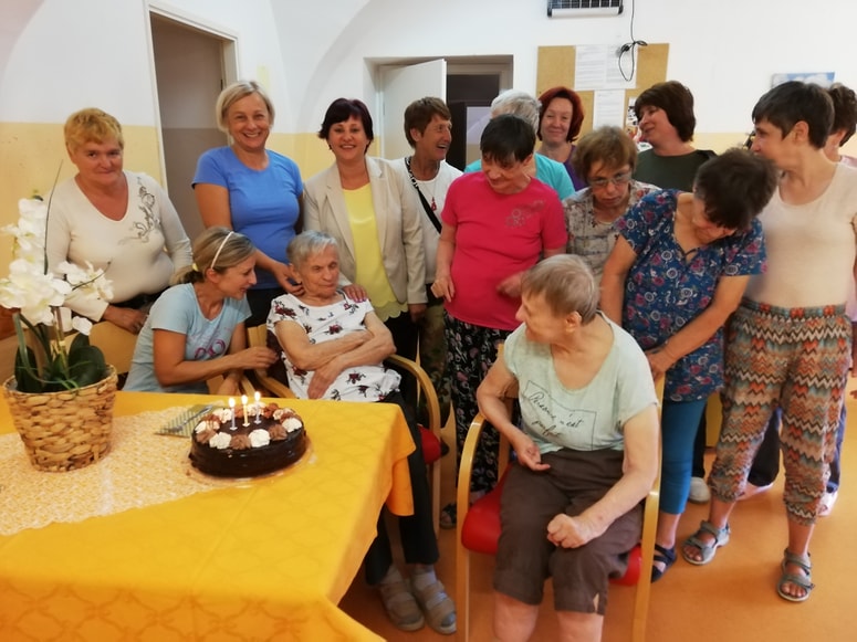 Utrinek s praznovanja rojstnega dne stanovalke Slave 