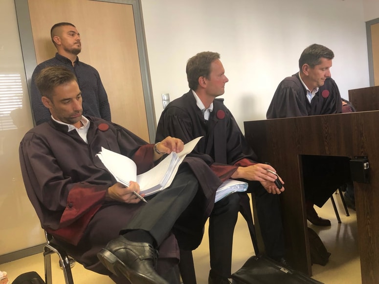 Odvetniki Mitja Hasaj, Miha Strmčnik, Ingmar Bloudek (od leve) in Drago Berden (kamera ga ni zajela) so obdolženim svetovali, naj ne pridejo na današnje sojenje. V ozadju Vladimir Bodiroža 