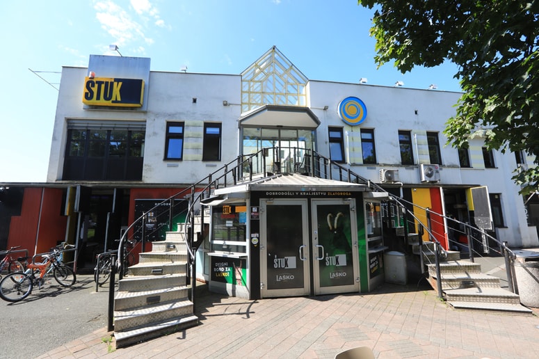 Stavbo so arhitekturno najbolj zaznamovale kovinske stopnice, ki pa so bile ob slabem vremenu nevarne za uporabo. 