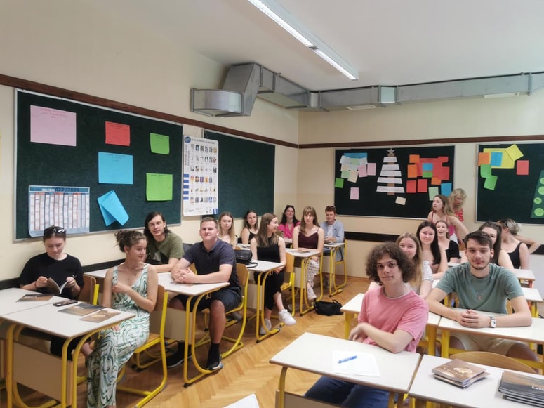 Na Gimnaziji Slovenj Gradec je bila letošnja generacija najmanjša doslej. K spomladanski maturi pristopilo 43 dijakov, dva nista bila uspešna.