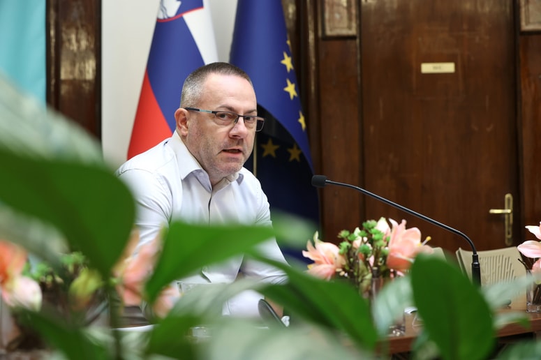 Golobovo vlado zapušča kontroverzni minister, ki je vedno bolj izgubljal podporo v koalicijskih vrstah. 