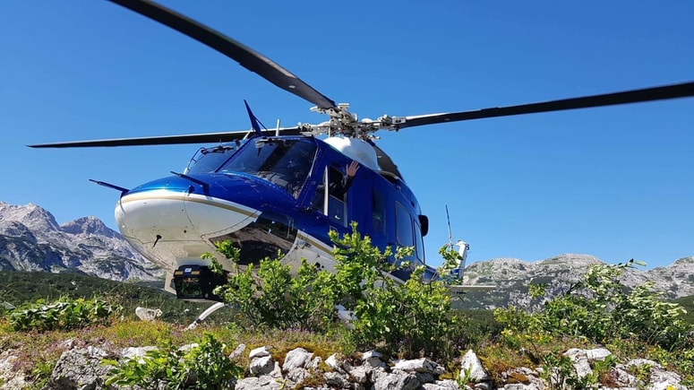 V reševanju je sodeloval tudi helikopter