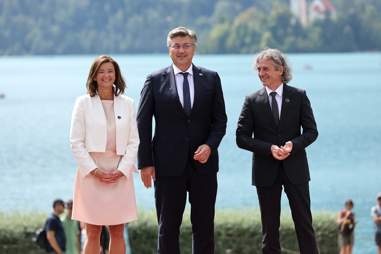 V petek bo slovenski premier Robert Golob obiskal Zagreb, kjer ga bo na njegovem prvem tamkajšnjem uradnem obisku gostil hrvaški kolega Andrej Plenković.