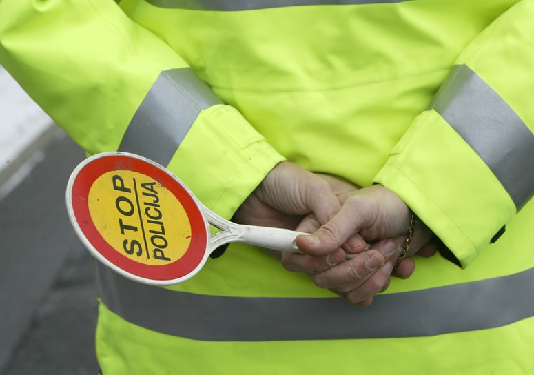 Glavna fotografija članka:30-letni državljan BiH povzročil nesrečo v Luciji, nato pa napadel reševalce, varnostnico in policistko zgrabil za lase
