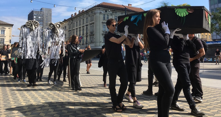 Mladi za podnebno pravičnost so 14. septembra z žalno slovesnostjo izumrlim vrstam želeli opozoriti na pomen biodiverzitete, ki jo vse hitreje izgubljamo,