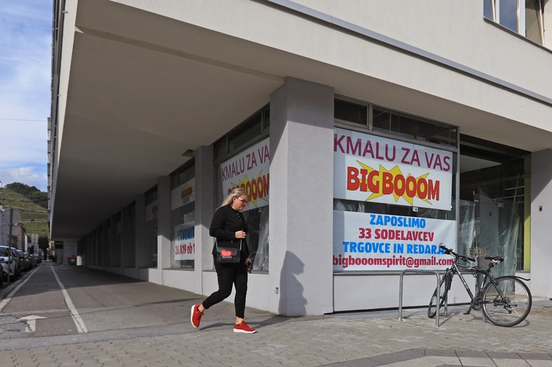 Nazadnje je tukaj delovala kitajska trgovina. 