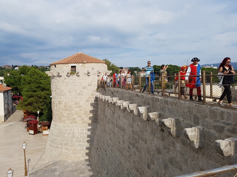 V krški frankopanski obrambni utrdbi je tudi zbirka orožja. 