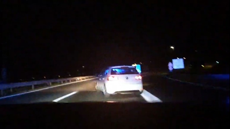 Voznik, ki je pil in se drogiral, je bežal pred policisti 