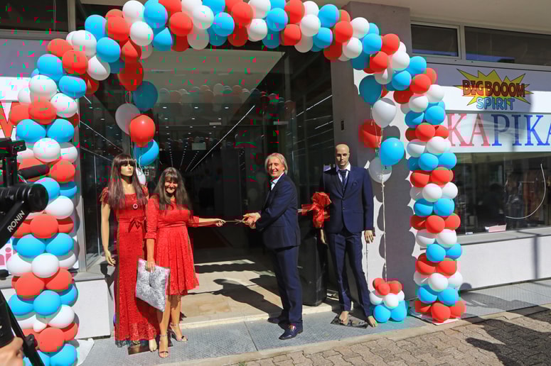 Tatjana Blažič in Aleš Gabrič s svojima dvojnikoma od prerezu rdečega traku prodajalne, ki je v življejne obudila prostore nekdanjega Slovenijalesa.