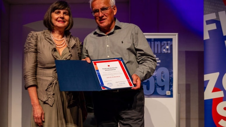 Toporišičevo priznanje je hrvaškemu slovenistu dr. Zvonku Kovaču vročila dekanja Filozofske fakultete UL dr. Mojca Schlamberger Brezar 