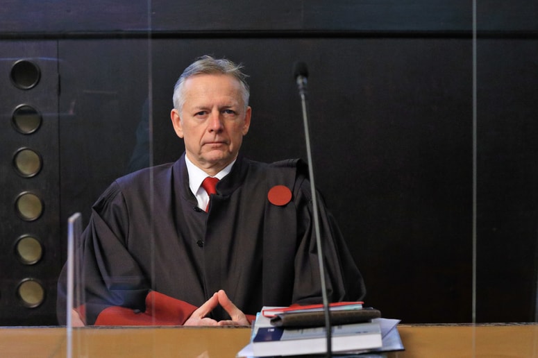 Odvetnik Andrej Kac si je že v prvem postopku prizadeval, da bi se smel A. Ž. zdraviti zgolj ambulantno, a prvič ne njegov predlog ne odločitev senata nista obveljala. 