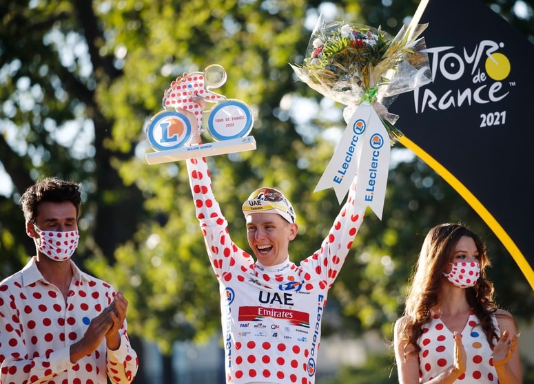 Bolj malo smo Pogačarja videvali v tem dresu, saj mu običajno pripadajo tudi tisti, ki so po statusu višje. 