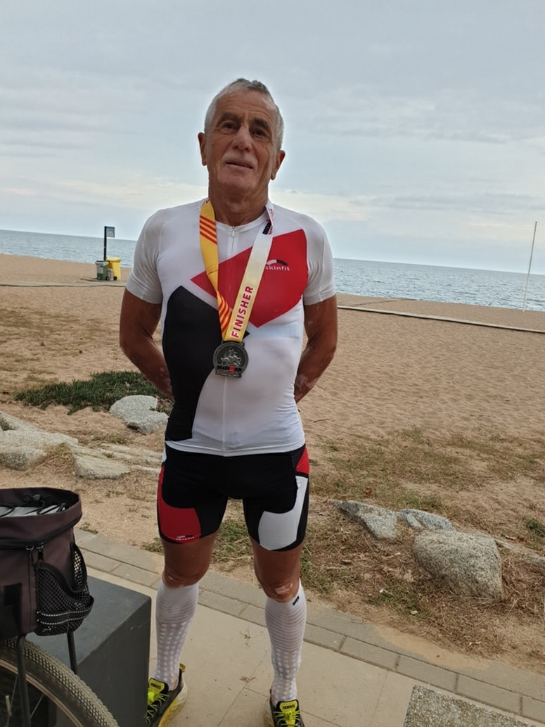 Brane Breznikar takoj po tem, ko je zmagoslavno pritekel v cilj na Ironmanu v Barceloni. 