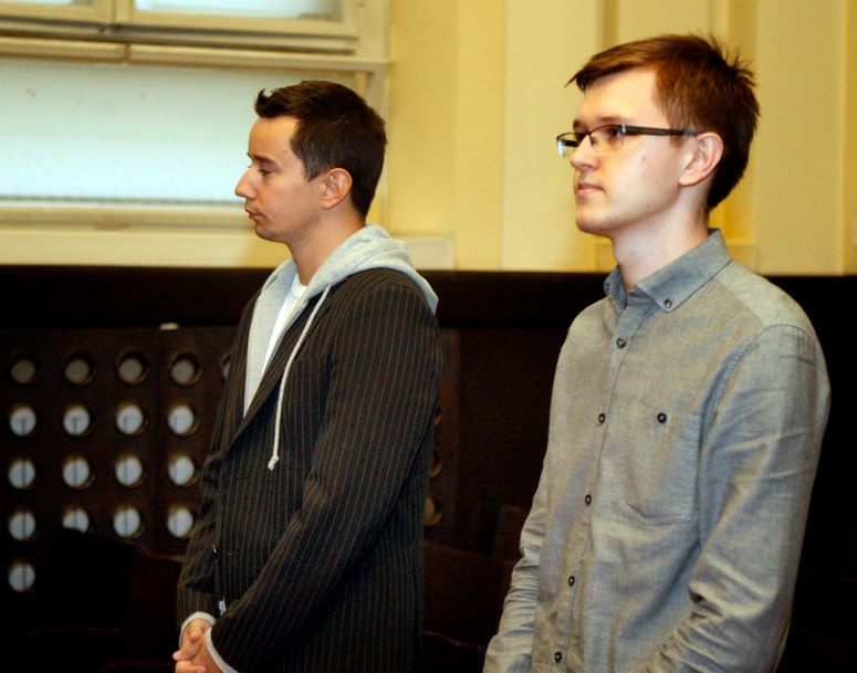 Mitja Bohak (levo) in Josip Juhas sta se ves čas postopka izgovarjala, da si je zgobo o umoru Rok Kološa izmislil in si na policiji s tem kupil svobodo. 