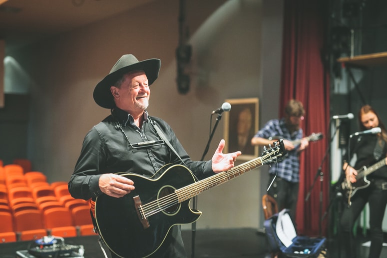 Milan Kamnik, koroški vokal, otožen, vesel ali zabavljaški, kar je potrebno, s prijatelji pripravlja jubilejni koncert. 