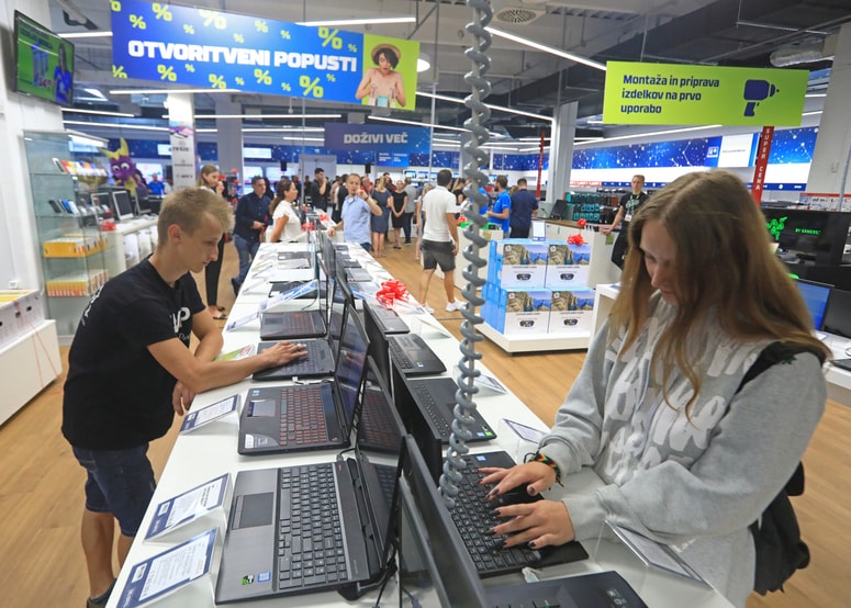 Banke z veseljem posojajo denar potrošnikom, saj so ta posojila najbolj donosna. 