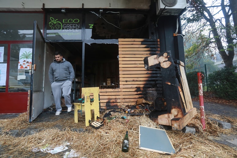 Glavna fotografija članka:(FOTO) Neznanci požgali trgovino na mali tržnici