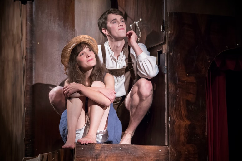 Živa Selan kot Heidi in Urban Kuntarič kot Peter
 