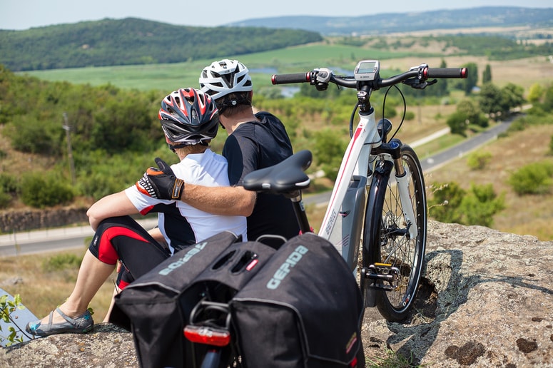 Glavna fotografija članka:Električno kolo vse bolj priljubljeno. Pa še telo in okolje vam bosta hvaležna