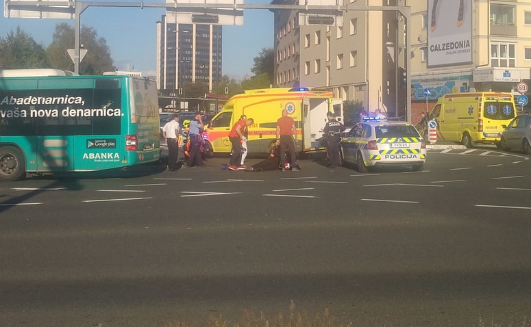 Glavna fotografija članka:(FOTO) V Ljubljani trčila avtobus in motorist, slednji je obležal na cesti