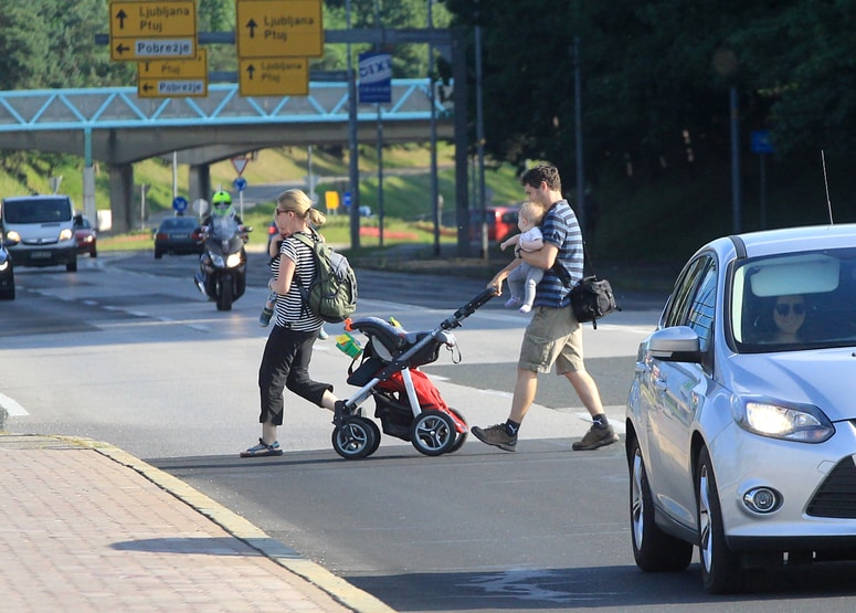 Pri Europarku je pogosto opaziti pešce, ki nepravilno in nevarno prečkajo štiripasovno Titovo cesto. 