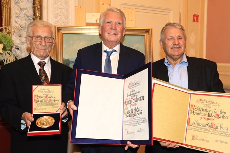 Občinska priznanja so prejeli Marjan Bačko, Erih Tetičkovič in Franc Zajšek v imenu Medobčinskega društva delovnih invalidov Maribor. 