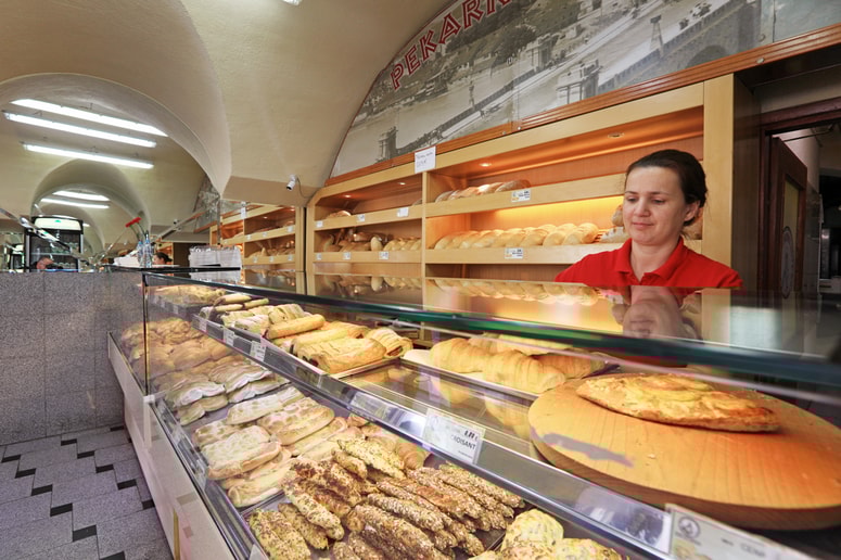 V pekarni na Koroški cesti zatrjujejo, da za peko več ne uporabljajo sporne mešanice moke. 