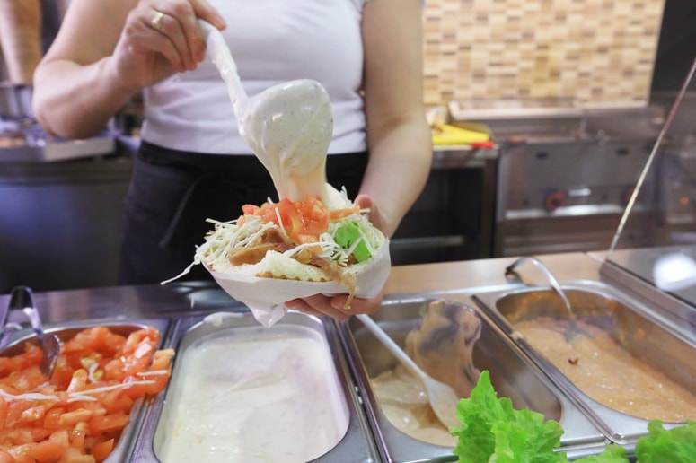 Glavna fotografija članka:Svetovni dan kebaba in številke: Vas zanima, koliko je za to turško jed v preteklem letu zapravil Kranjčan?