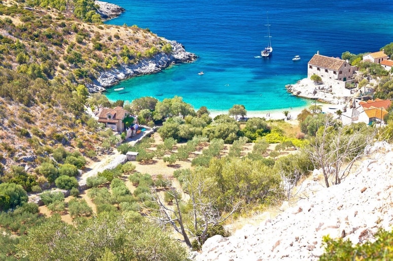 Kača je deklico ugriznila na plaži Dubovica.