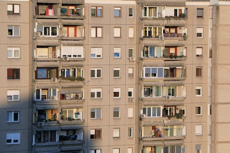 Glavna fotografija članka:Opeke in besede