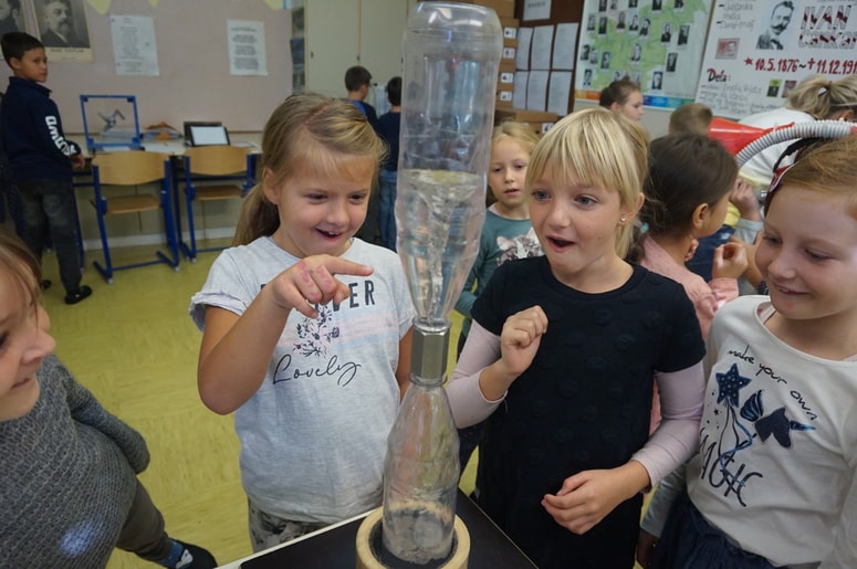 Mladi radovedneži so se učili s preizkušanjem, kajti kar vidijo, si zapomnijo. 