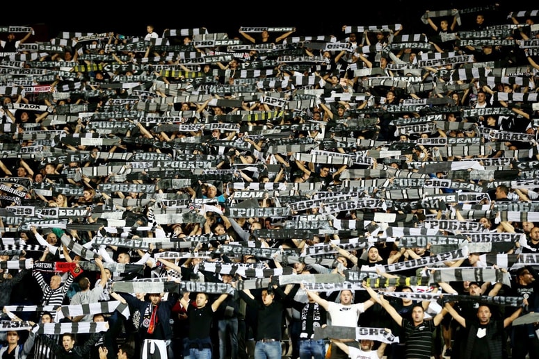 Grobarji, navijači Partizana, brezpogojno podpirajo Obradovića. 
 