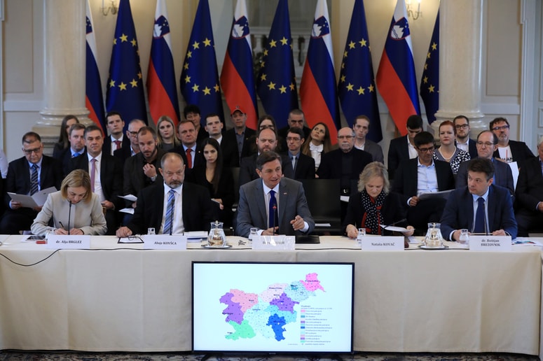 Na včerajšnjem posvetu o pokrajinah pri predsedniku republike Borutu Pahorju so predstavniki politike govorili tudi o tem, da so bolj kot število enot pomembne naloge, vsebina.
