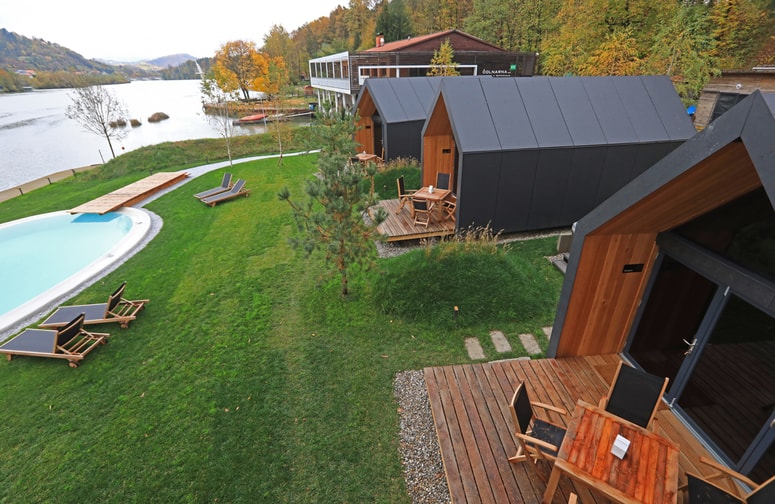 Bazenček med glamping hiškami na Limbuškem nabrežju ob Dravi 