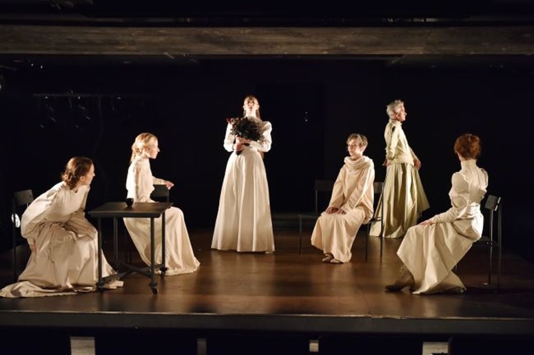 Glavna fotografija članka:Depresivna v lastni sobi