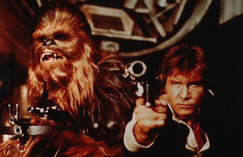 Prva Star Wars trilogija iz let 1977, 1980 in 1983 je bila izredno uspešna. Na fotografiji pokojni Peter Mayhew (kot Chewbacca) in Harrison Ford (Han Solo). 