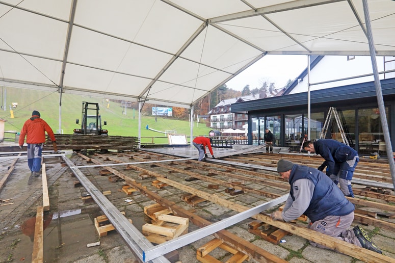 Na platoju pri hotelu Arena že raste drsališče s streho. 