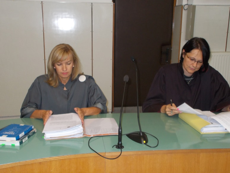 Tožilka Simona Kuzman Razgoršek (levo) 