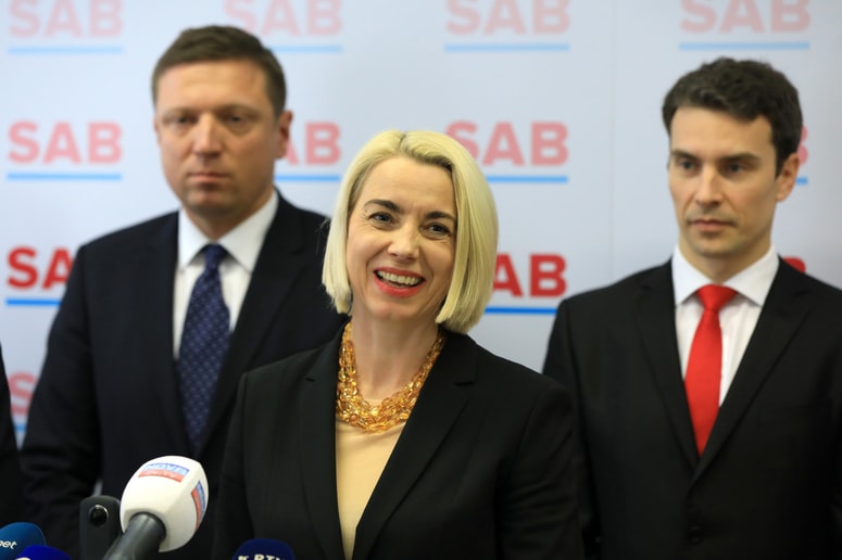 Glavna fotografija članka:(POGLED IZZA MEJE) "Tujka" na Gregorčičevi? Katastrofa!