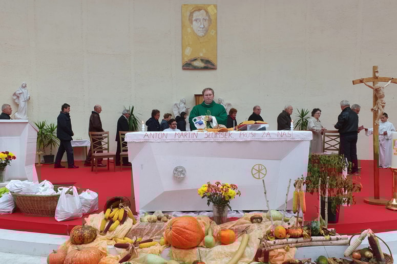 Ob z jesenskimi plodovi okrašenem oltarju se je lepo napolnila tudi košara z darovi za ljudi v stiski. 