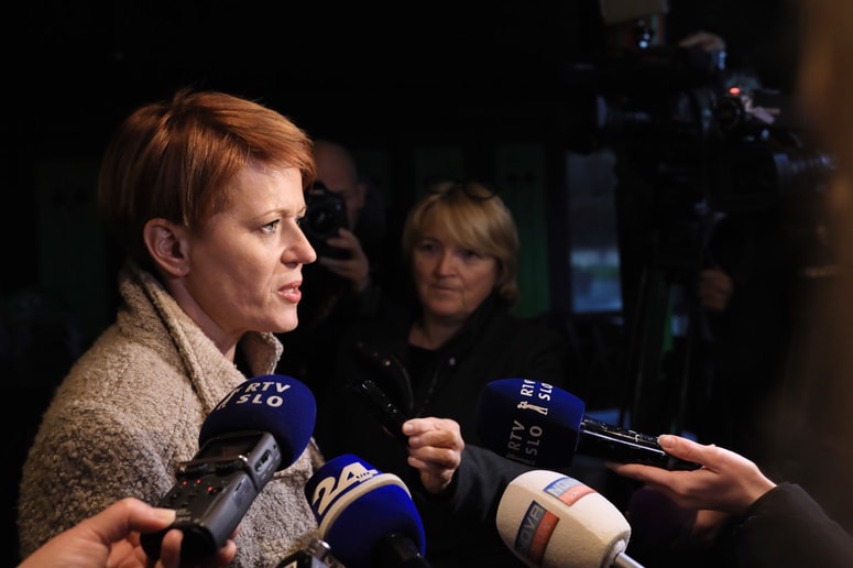 Aleksandra Pivec čaka na vabilo predsednika vlade Marjana Šarca. 