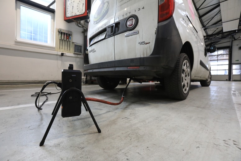 Podkupljivi tehnični pregledniki so namesto okvarjenega vozila na stezo zapeljali drugo, tehnično brezhibno vozilo. Fotografija je simbolična. 