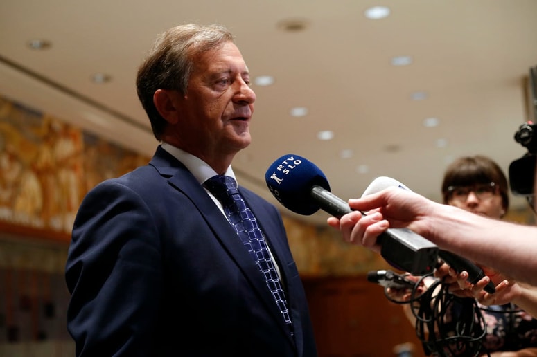 Predsednik stranke DeSUS Karl Erjavec se zaradi kongresnega dogajanja ne bo opredeljeval do tega, ali bi ministrica morala odstopiti ali ne. 