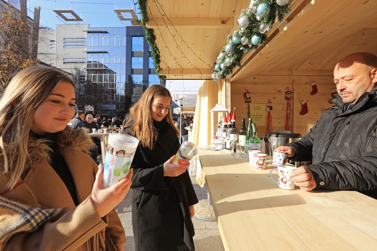 December je tudi čas dobrodelnosti. En evro iz vaše denarnice lahko Matiji spremeni življenje.