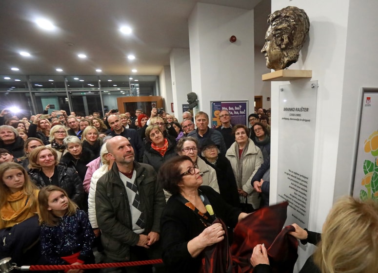 Maestrov portret je ustvaril akademski kipar Viktor Gojkovič. 