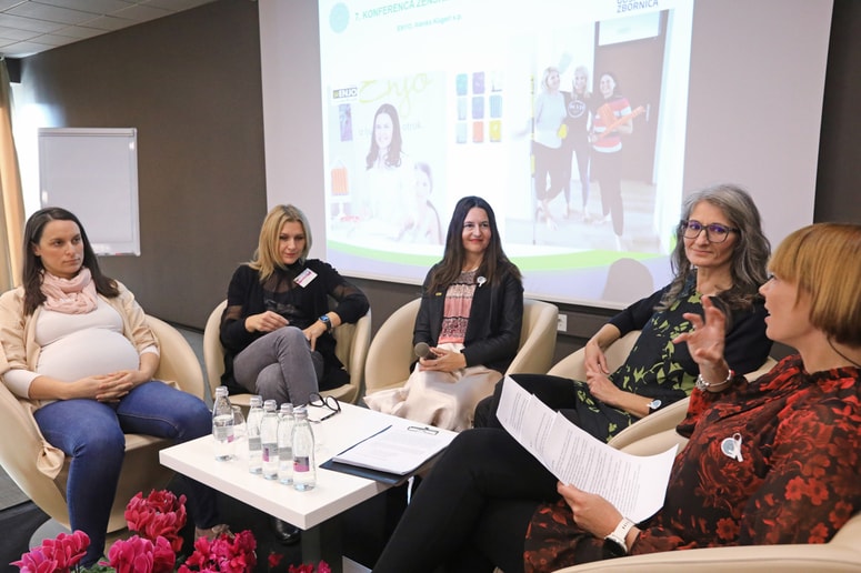 Podjetnice Tina Arnuš, Ingrid
Logar, Alenka Kügerl, Patricija Šenekar in moderatorka Petra Hercog
na  pogovoru
