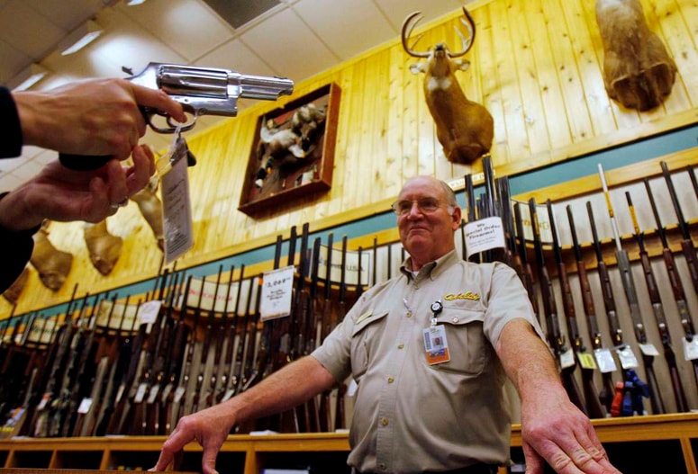 Orožarska industrija in prodaja v ZDA cvetita. 