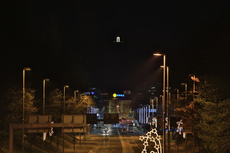 Žalosten decembrski pogled na Piramido v temi.