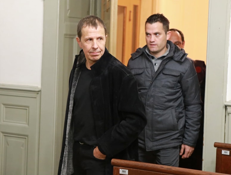 Obtožena še tečeta na maratonih. Konec novembra, ko je Igor Šalamun (v ospredju) na 7. Vladotovem teku na pet kilometrov slavil svoj 54. rojstni dan, je pristal na 13. mestu, njegov učenec Boris Špes, ki je bil od njega hitrejši skoraj za minuto in pol, pa na petem mestu. 